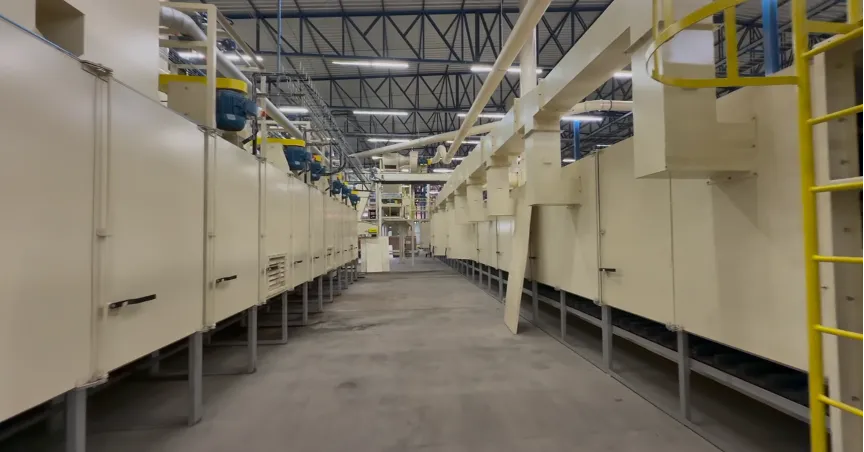 Aisle between the enclosed sections of a stem redryer at a SUR Engenharia reference installation