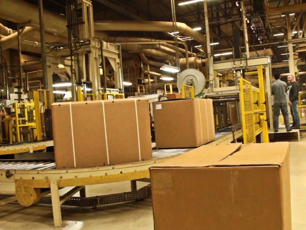 Packed cartons on roller conveyors in the packing area at a SUR Engenharia reference installation
